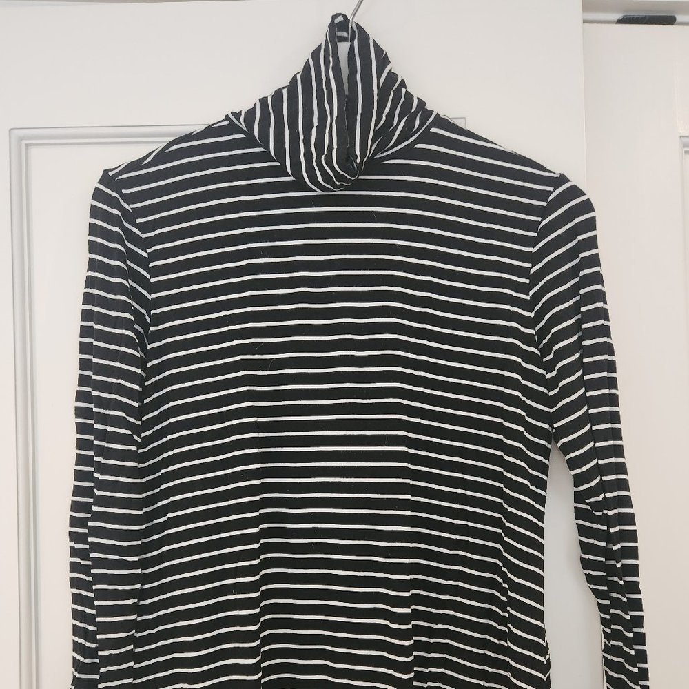 Swing bottom striped turtleneck